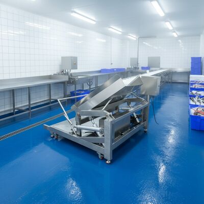 Buen precio Máquina de alimentación automática de 380V, volquete automático de 50Hz, máquina volteadora automática de 2100x1560x1300mm para tanque giratorio de mariscos en línea